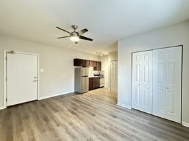 1621 N Humboldt Blvd, Unit J01P in Chicago, IL - Building Photo