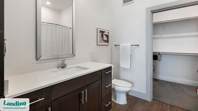 2511 Montopolis Dr, Unit 306 in Austin, TX - Foto de edificio - Building Photo