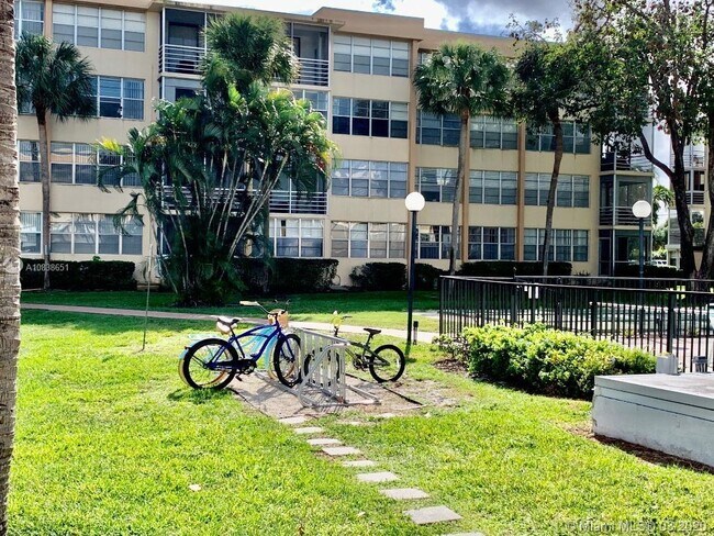 2751 Taft St-Unit -312 in Hollywood, FL - Building Photo - Building Photo