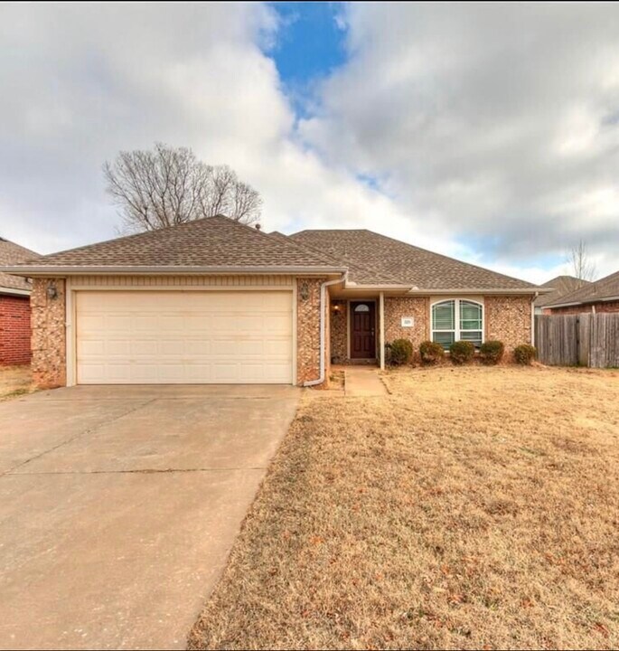 520 S Castle Ridge Ln in Mustang, OK - Building Photo
