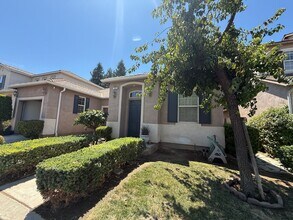 630 W Edinburgh Ln in Clovis, CA - Building Photo - Building Photo
