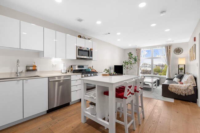 248 Meridian St, Unit 204 in Boston, MA - Building Photo - Building Photo