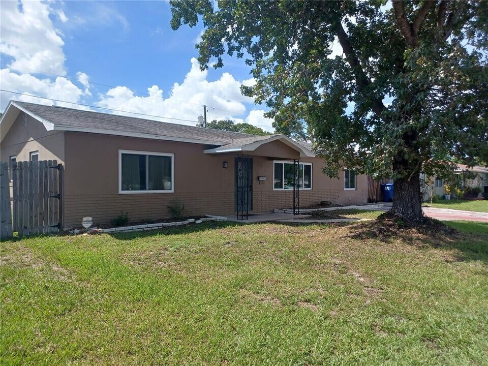6250 16th St N in St. Petersburg, FL - Building Photo