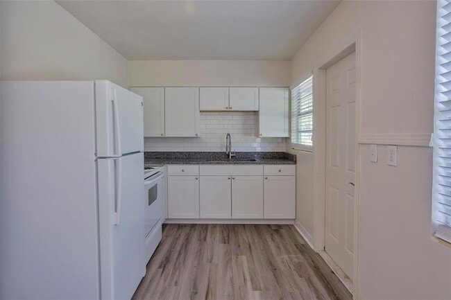 1102 Sunset Point Rd in Clearwater, FL - Building Photo - Building Photo