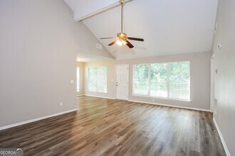 492 Crestwood Ct in Lithonia, GA - Building Photo - Building Photo