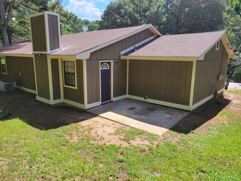 2074 Mallard Crest in Lithonia, GA - Building Photo