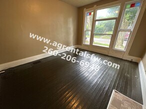 2411 Fox Ave-Unit -Apt A in Fort Wayne, IN - Foto de edificio - Building Photo