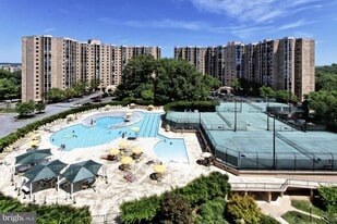 5901 Mount Eagle Dr, Unit 1517 in Alexandria, VA - Building Photo