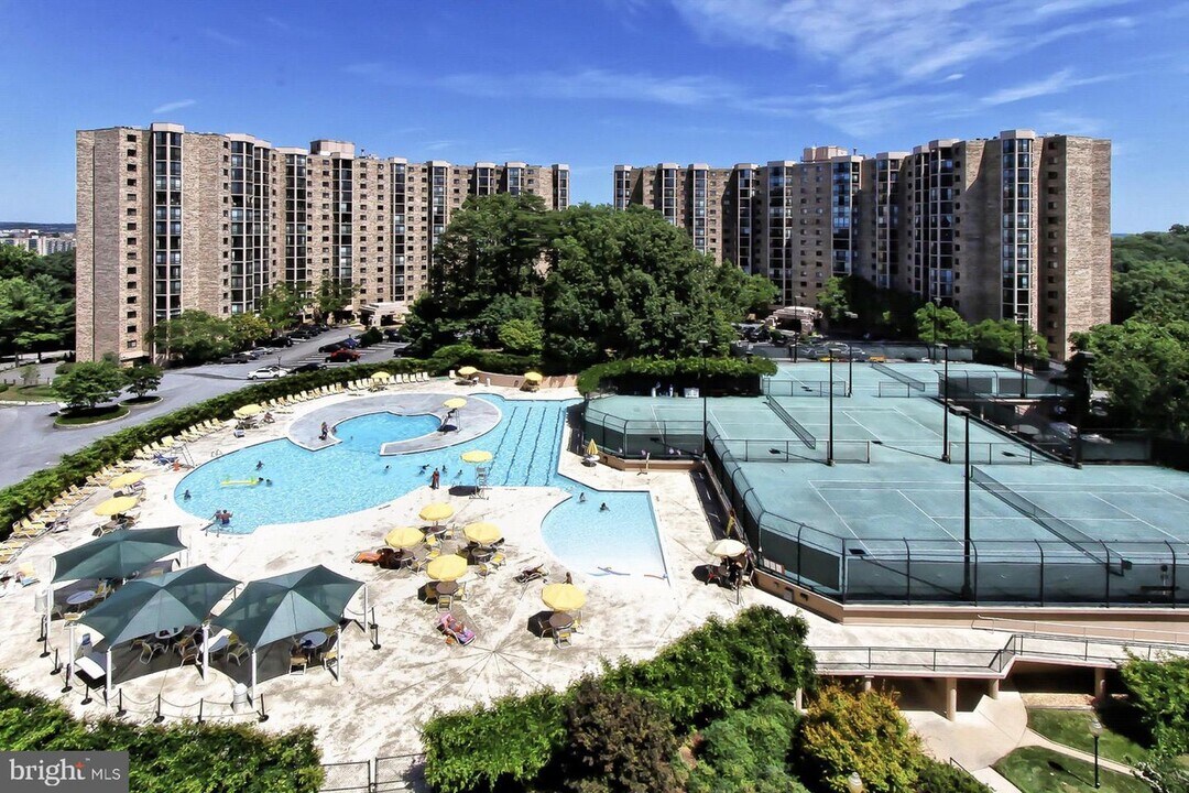 5901 Mount Eagle Dr, Unit 1517 in Alexandria, VA - Building Photo