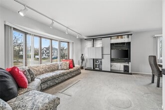 20 Steuben Dr, Unit 1 in Jericho, NY - Foto de edificio - Building Photo