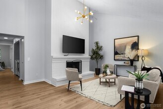 12905 126th Ct NE, Unit L205 in Kirkland, WA - Foto de edificio - Building Photo