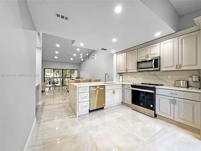 1977 SW 15th St in Deerfield Beach, FL - Building Photo - Building Photo