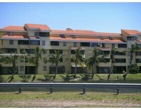 8205 SW 152nd Ave in Miami, FL - Foto de edificio - Building Photo