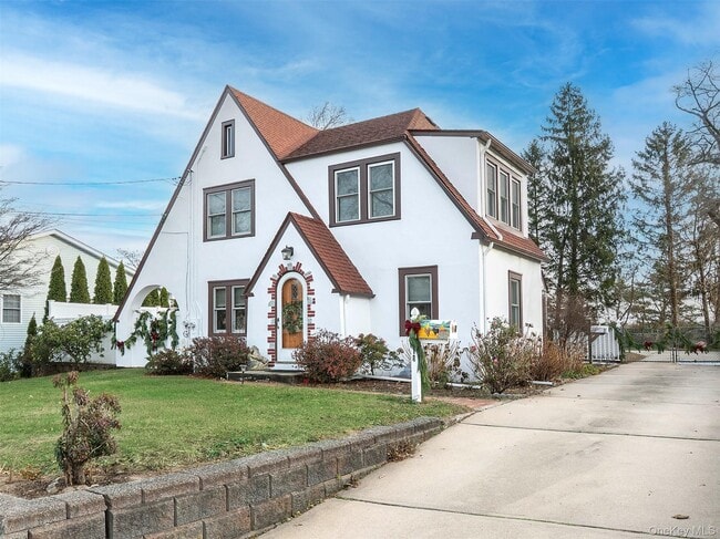 118 McLoughlin St in Glen Cove, NY - Building Photo - Building Photo