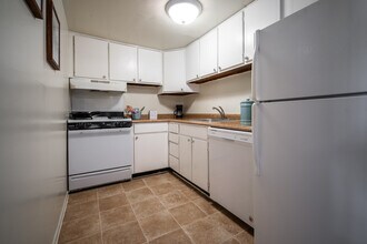 901 W Aaron Dr, Unit E in State College, PA - Building Photo - Building Photo