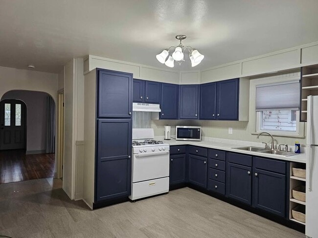 1206 Pershing St in Eau Claire, WI - Foto de edificio - Building Photo