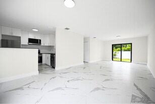 100 SW 7th St in Hallandale Beach, FL - Building Photo