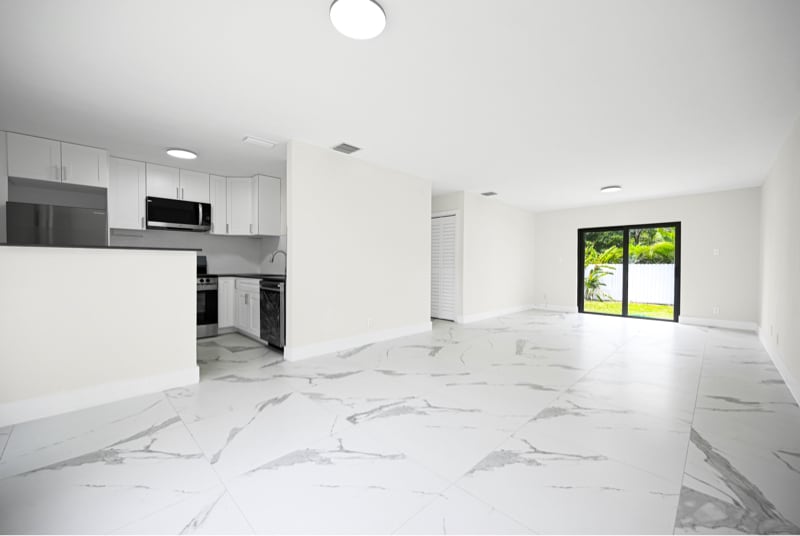 100 SW 7th St in Hallandale Beach, FL - Building Photo