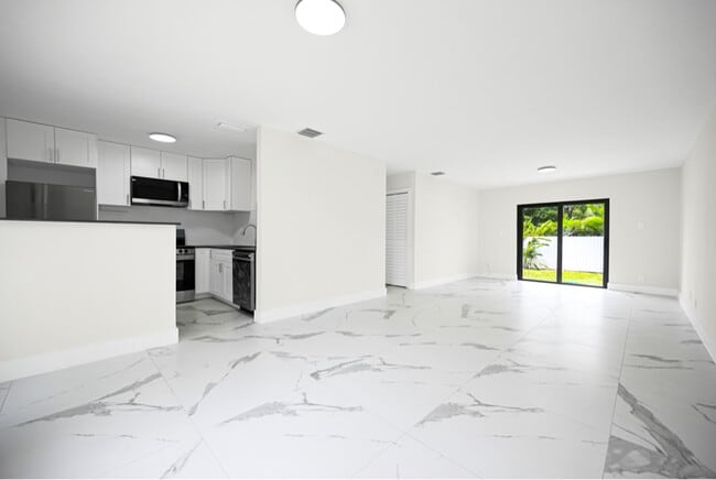 100 SW 7th St