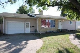 808 N 20th St in Grand Forks, ND - Building Photo