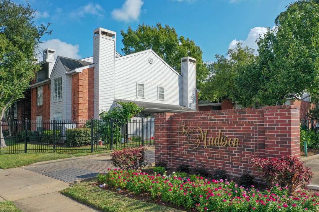 MADISON APARTMENTS in Houston, TX - Building Photo