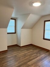 109 E Chestnut St, Unit #3 in Redwood Falls, MN - Building Photo - Building Photo