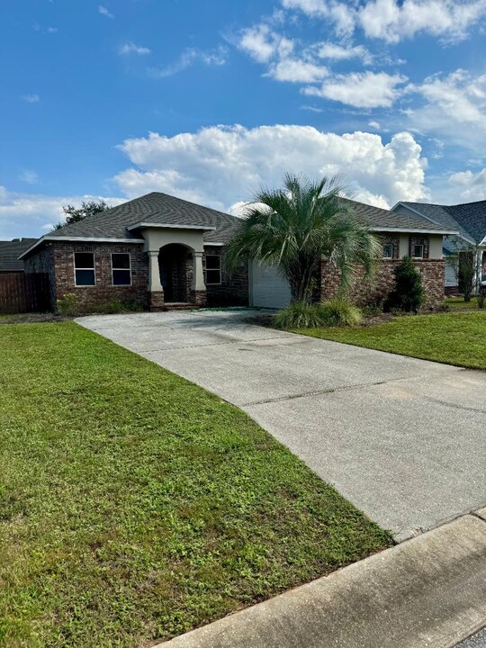 3641 Topaz Cir in Navarre, FL - Building Photo