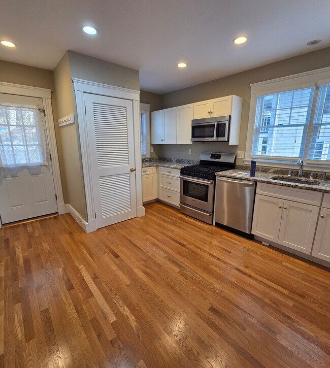 37 Pine St, Unit 1 in Arlington, MA - Foto de edificio - Building Photo