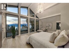 445 Mountain Dr in Lions Bay, BC - Building Photo