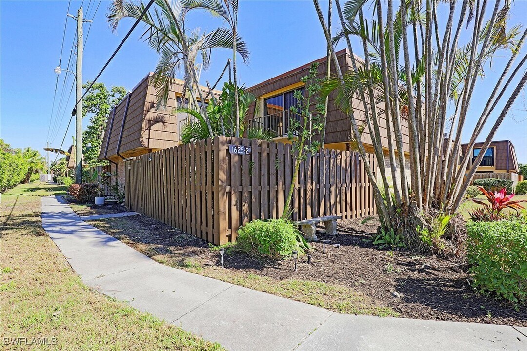 1625 Park Meadows Dr in Ft. Myers, FL - Building Photo