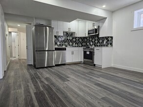 4262 Charles Cl SW in Edmonton, AB - Building Photo - Building Photo