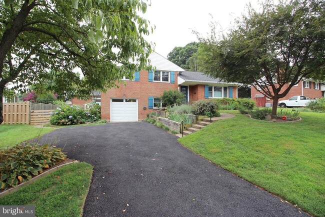 1421 Mayflower Dr in McLean, VA - Building Photo - Building Photo