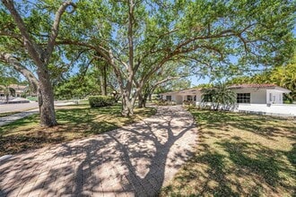 1100 Snell Isle Blvd NE in St. Petersburg, FL - Building Photo - Building Photo