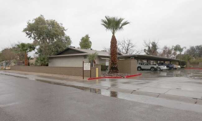 Huge one-bedroom with a large private patio in Phoenix, AZ - Foto de edificio - Building Photo