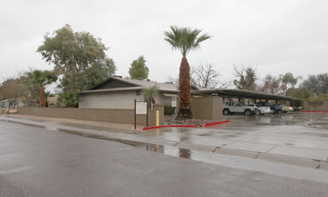 Huge one-bedroom with a large private patio in Phoenix, AZ - Building Photo - Building Photo