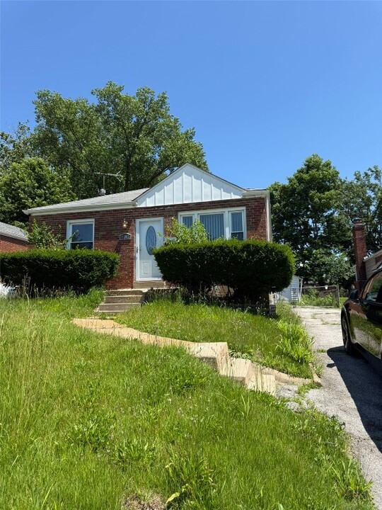 8342 Willett Ave in Jennings, MO - Building Photo