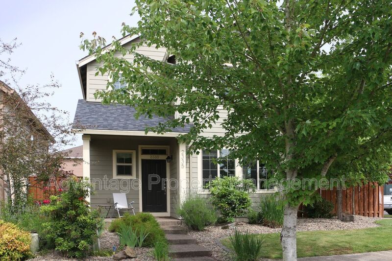 2335 NW Laura Vis Dr in Albany, OR - Building Photo