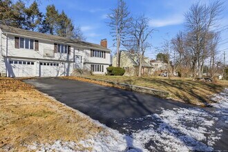 8 Cherryfield Dr in West Hartford, CT - Building Photo - Building Photo