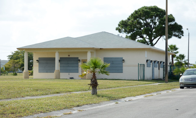 Heron Family Estates Apartments in West Palm Beach, FL - Building Photo - Building Photo