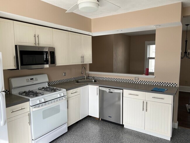 51 Atlantic St-Unit -1 in Winthrop, MA - Building Photo - Building Photo