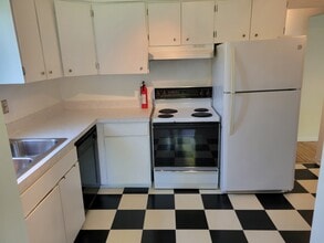 4113 Telegraph Rd, Unit E 101 in Bloomfield, MI - Building Photo - Building Photo