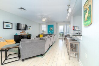 3700 Sandpiper Rd in Virginia Beach, VA - Foto de edificio - Building Photo