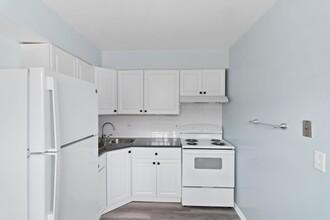 Skyline Apartments in Lansing, MI - Building Photo - Interior Photo