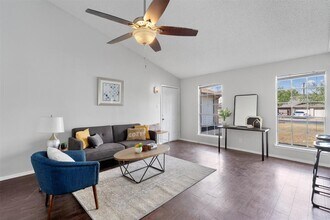 8703 Pineridge Dr in Austin, TX - Building Photo - Building Photo