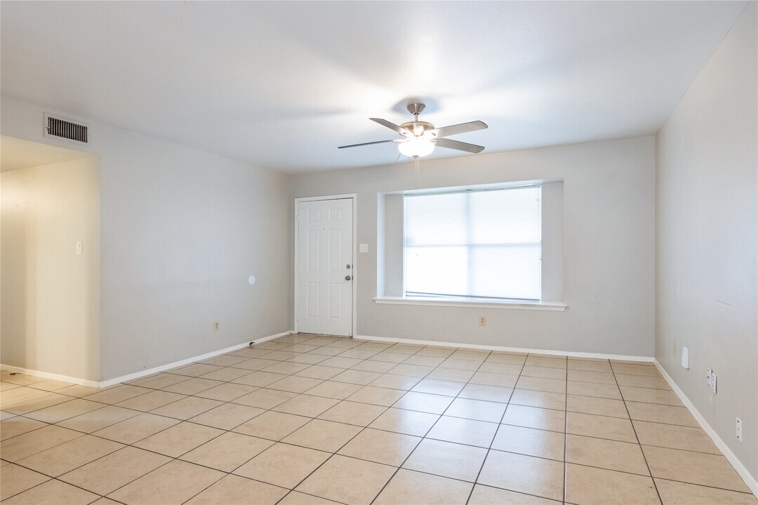 206 N Forest Dr in Willis, TX - Foto de edificio