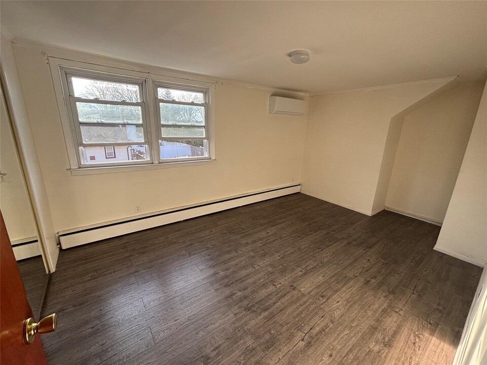 589 Windmill Ave in West Babylon, NY - Building Photo