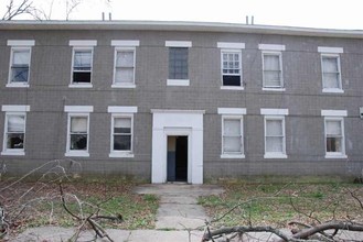 205 Pine St in Newport, AR - Foto de edificio - Building Photo