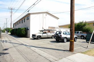 270 W Ash Ave in Burbank, CA - Foto de edificio - Building Photo