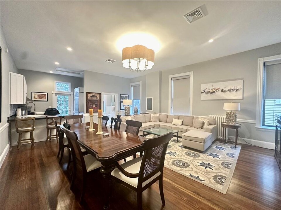 10 Young St-Unit -2 in Newport, RI - Building Photo