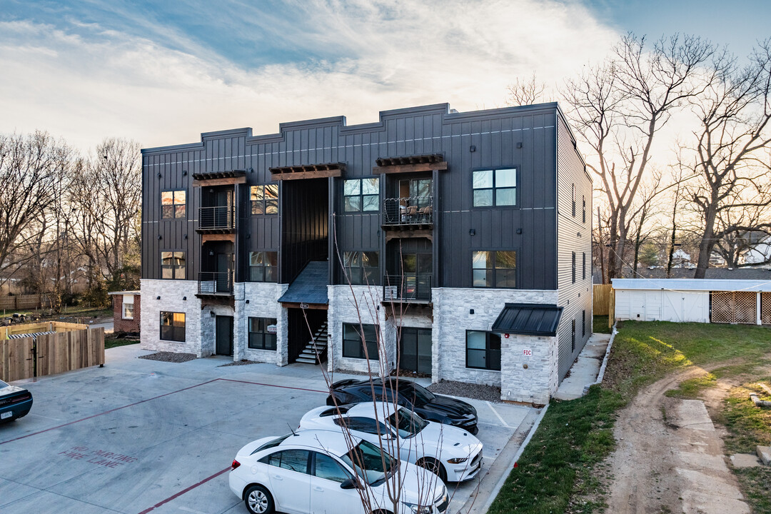 NEW APARTMENTS IN THE HEART OF DOWNTOWN in Springfield, MO - Foto de edificio